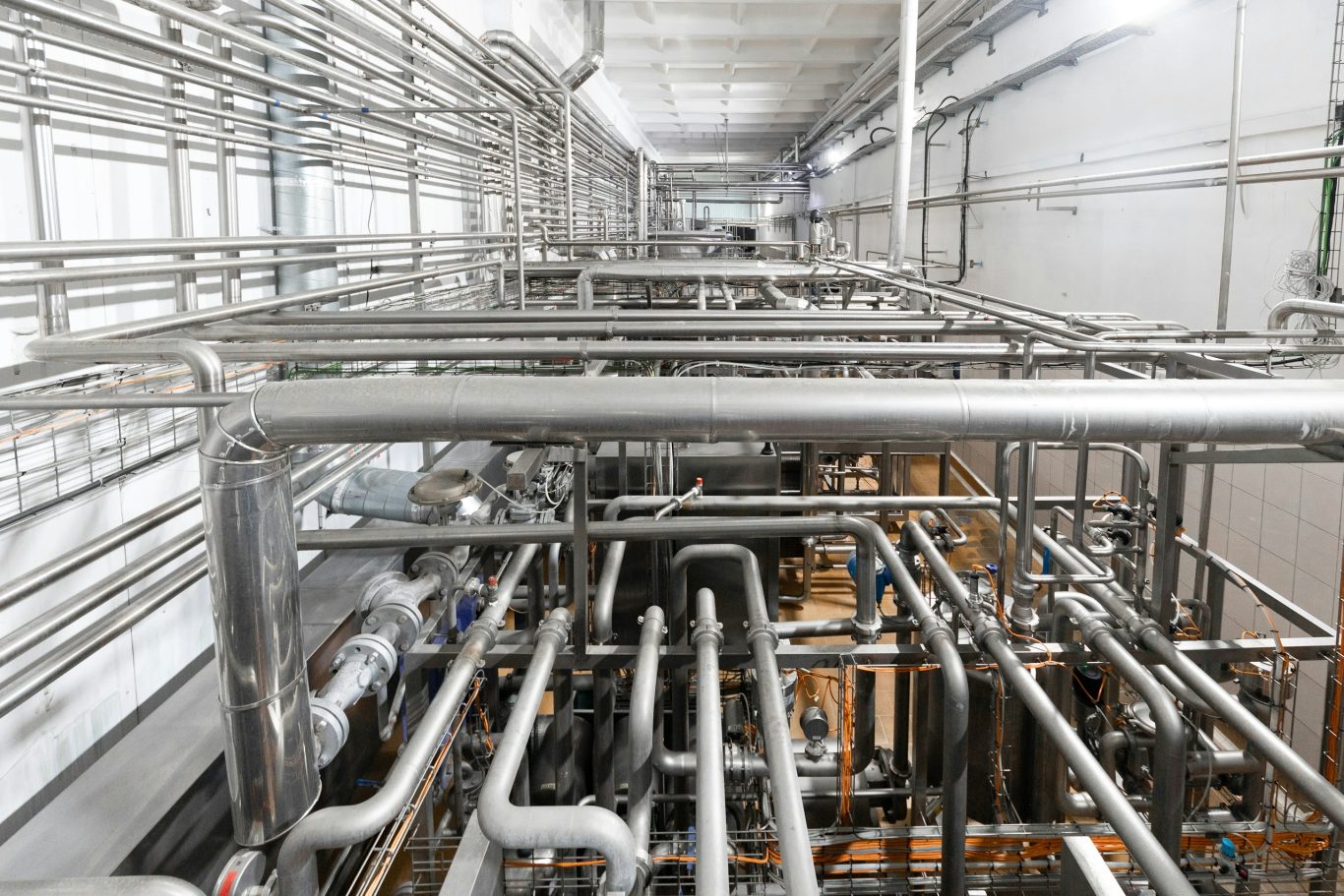 Industrieller Rohrleitungsbau mit Rohrsystemen, Armaturen und Schweißverbindungen