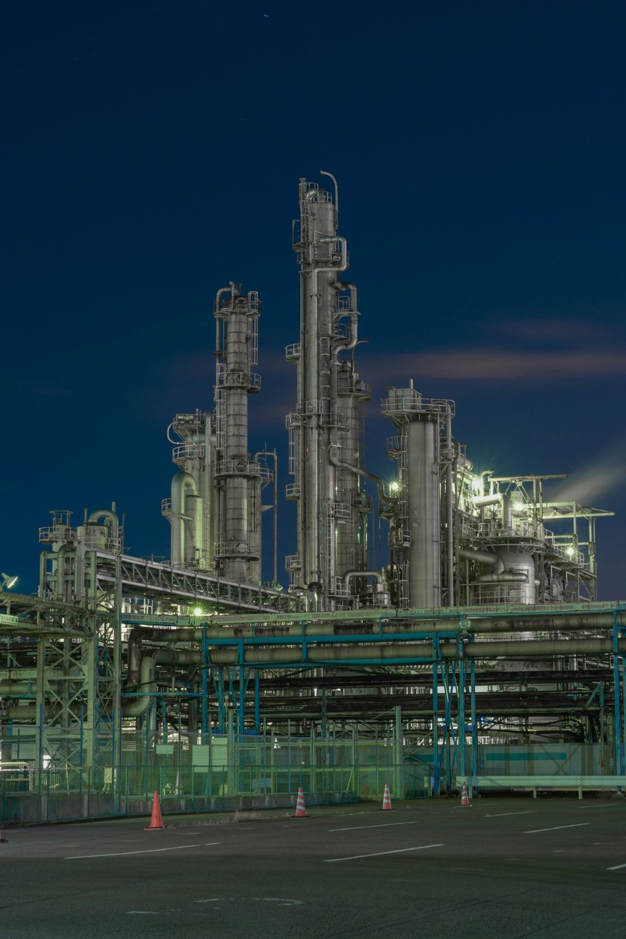 Industrieller Anlagenbau mit Prozessanlagen, Rohrleitungen und Stahlkonstruktionen
