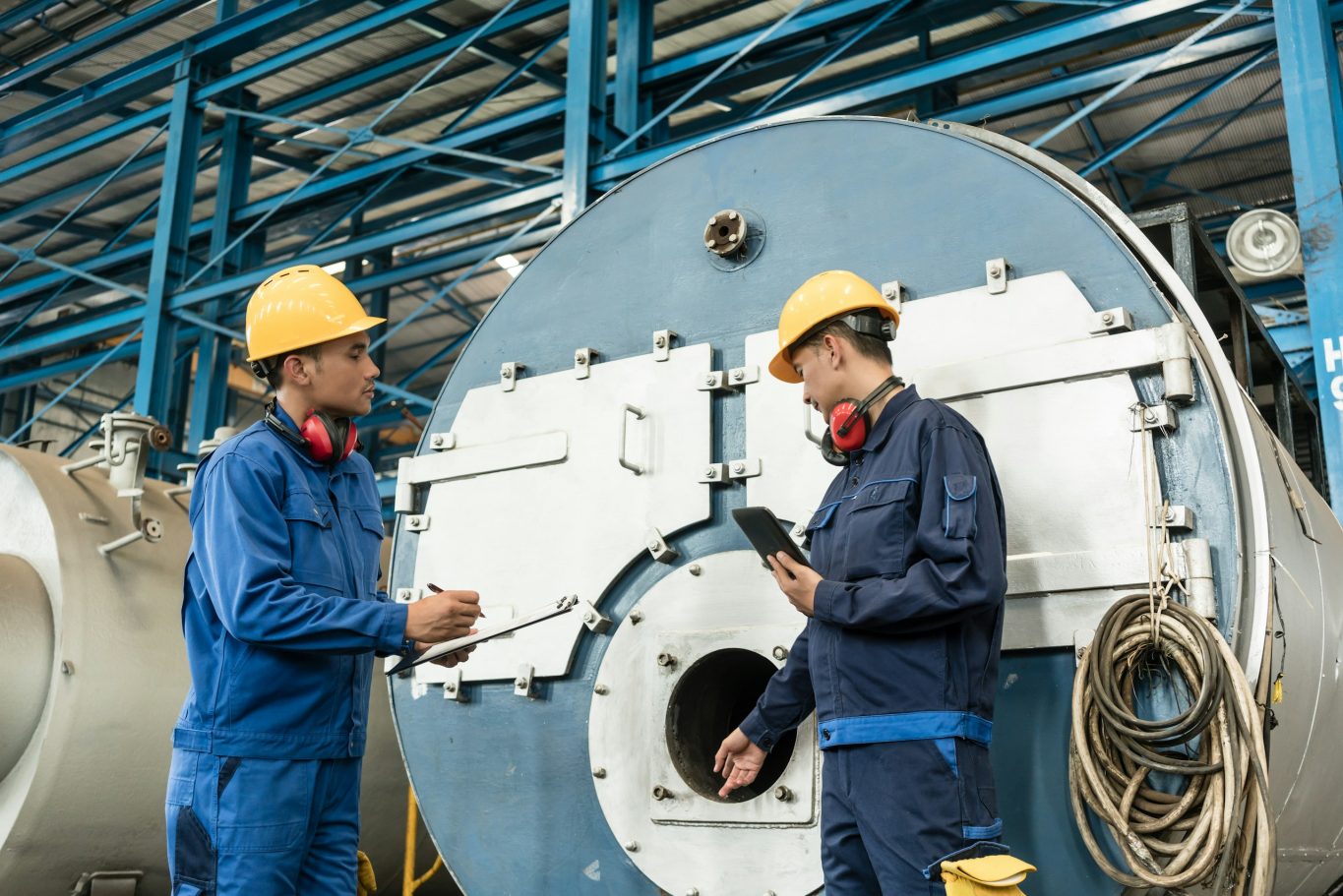 Fachkräfte bei Wartungs- und Instandhaltungsarbeiten während eines industriellen Anlagenstillstands
