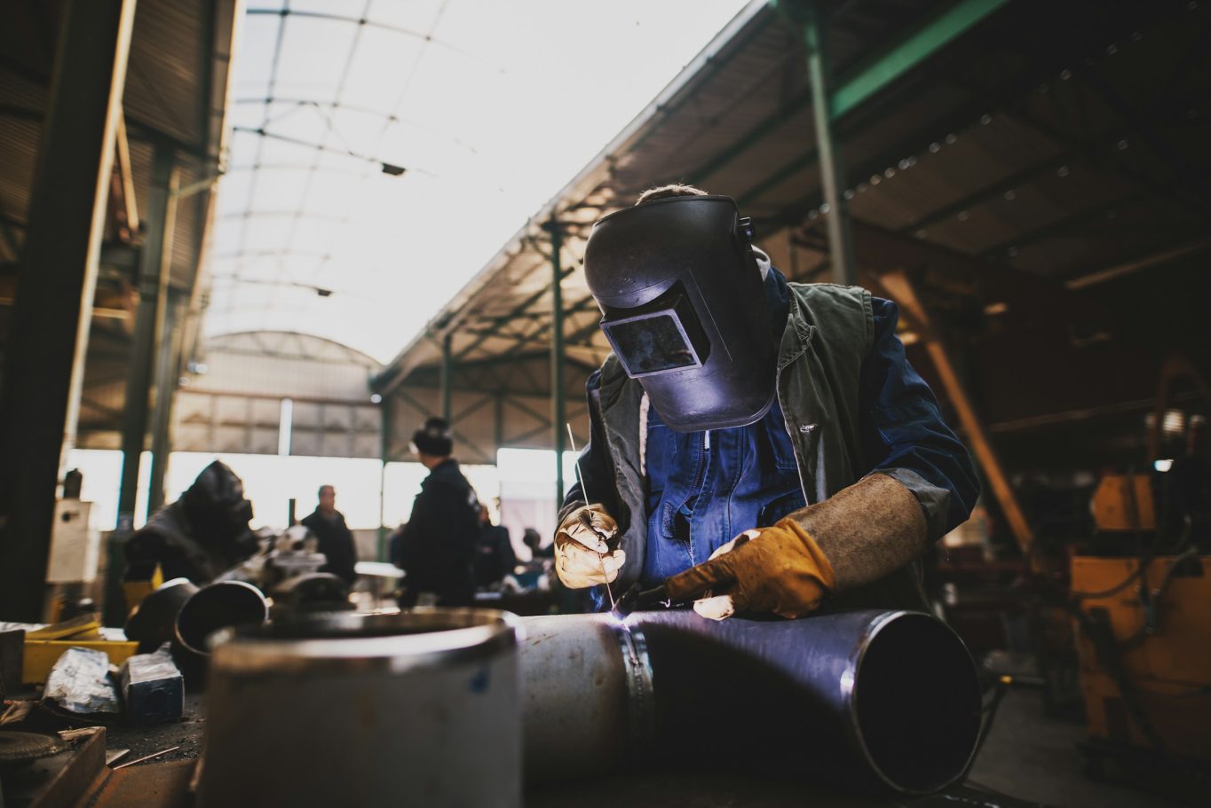 Industrielle Fertigung von Rohrleitungskomponenten und Stahlbauteilen in einer Werkstatt